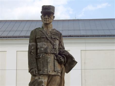 socha M.R. Štefánika v montérkach s českým levom na pylóne