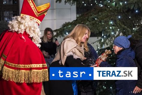 Mikuláš s deťmi a rozsvietený vianočný stromček