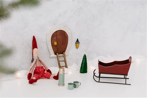 Dvierka pre škriatkov (Nissedør) s miniatúrnym rebríkom a dekoráciami