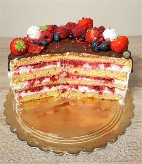 Elegantná narodeninová torta s kvetinovou výzdobou