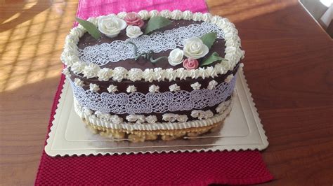 Nákres vintage torty s čipkovými detailmi