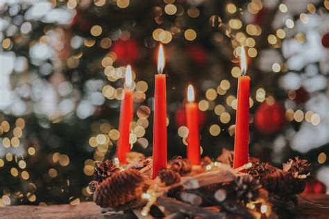 Záber na tradičný adventný veniec so zapálenými sviečkami v domácom prostredí