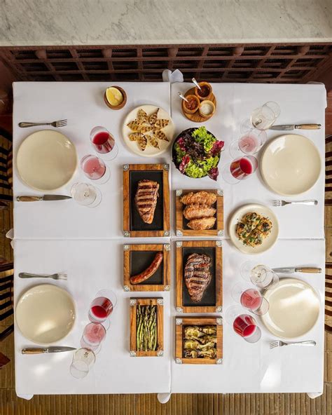 Fotografia: Prezentácia rôznych jedál z reštauračného menu (bufet a servírované porcie).