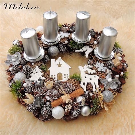 rodina spoločne vyrábajúca adventný veniec s deťmi