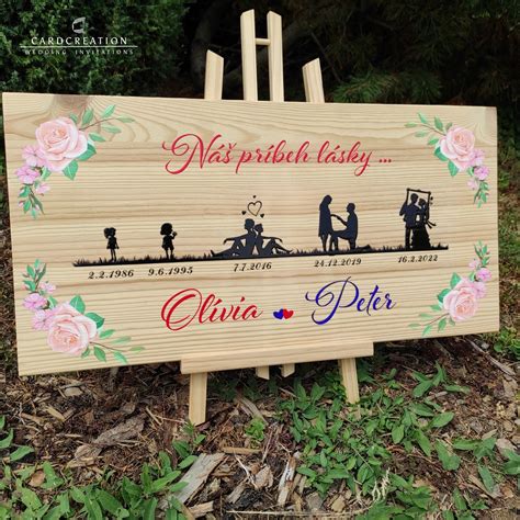 Ilustračná fotografia svadobného stromu s podpismi hostí na drevenej doske