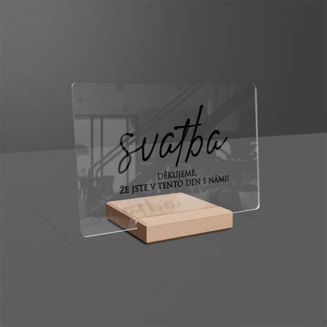 Detail svadobného stromu z akrylového skla s potlačou a dreveným stojanom