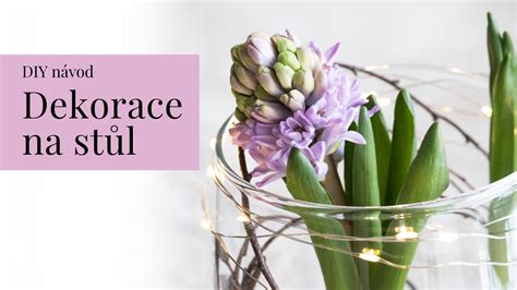 Schéma prestierania stola s využitím centrálneho jarného dekoru a pastelových doplnkov