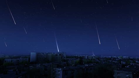 farebný ohňostroj na nočnej oblohe nad mestom