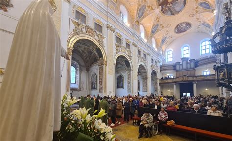 Kostol plný veriacich počas svätej omše, záber na oltár