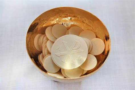 Foto hostie na dlani pri prijímaní, symbolický záber