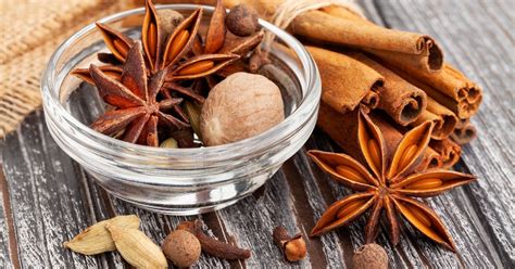 rozložené ingrediencie na prípravu punču: pomaranče, citrón, škorica, klinčeky, badián, zázvor, čaj