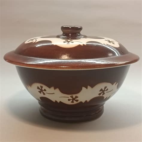 stará keramická misa na punč zdobená ornamentmi