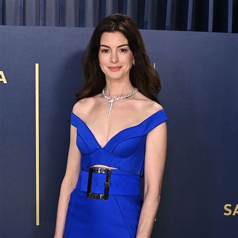 Anne Hathaway v strieborných trblietavých šatách