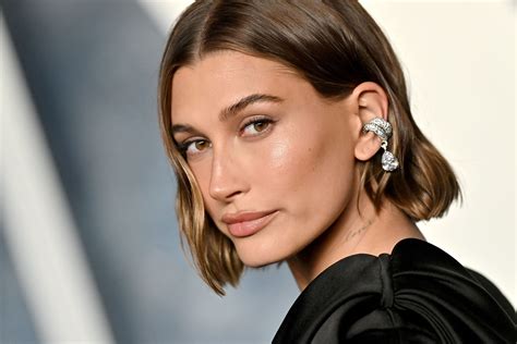 Hailey Bieber s výraznými maxi náramkami