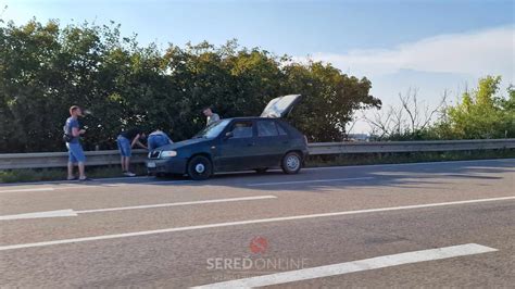 pokazené auto pri ceste, zúfalí ľudia