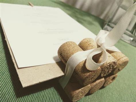 detailný záber na drevenú menovku a brezovú podložku na svadobnom stole
