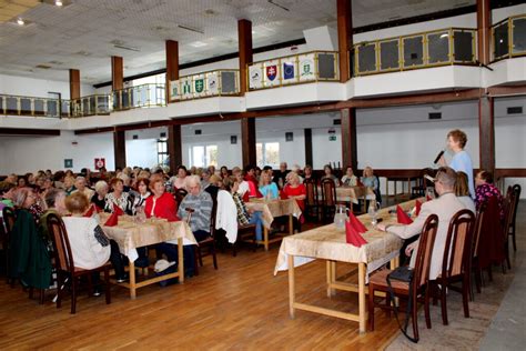 Pohľad na spoločenskú halu v Šuranoch počas plesu s vkusnou výzdobou