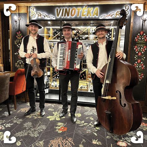 Fotografia plesu v Šuranoch s tancujúcimi pármi na parkete a živou hudbou