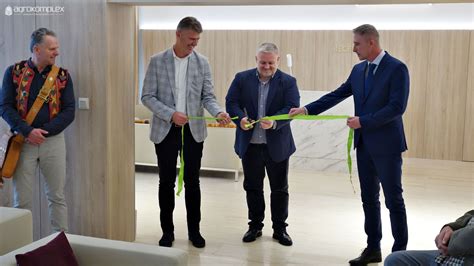 Slávnostné prestrihnutie pásky pred novostavbou s účastníkmi a vedením obce.