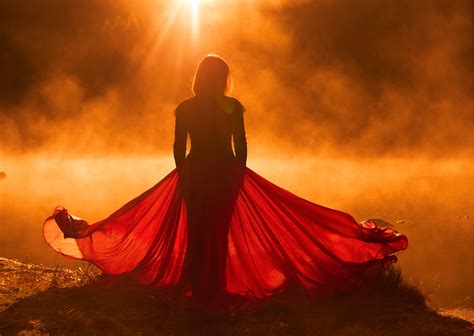 Záhadná a elegantná ilustrácia ženského profilu, symbolizujúca vnútornú silu a duchovnosť.