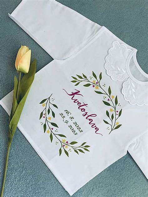 Ilustračná fotografia - detská krstná košieľka s výšivkou