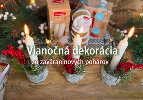Zátišie s vianočnými svietnikmi vyrobenými zo sklenených pohárov na stopkách a zaváraninových pohárov s dekoráciami