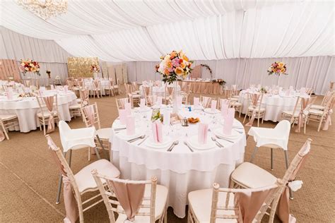 Záber na exteriér svadobného stanu Barus obklopeného vinohradmi s výhľadom na obec Gbelce