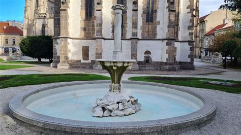 Detail osvetlenej fontány v záhrade pri svadobnom stane Barus počas večera