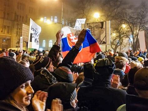 Zábavy davu na námestí v Helsinkách s vlajkami