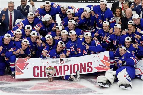 Fínski hokejisti s trofejou na palube lietadla