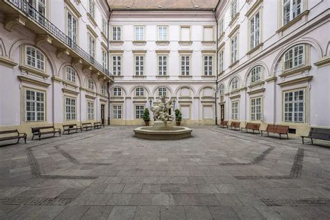 Foto Primaciálneho paláca alebo exteriéru luxusnej reštaurácie