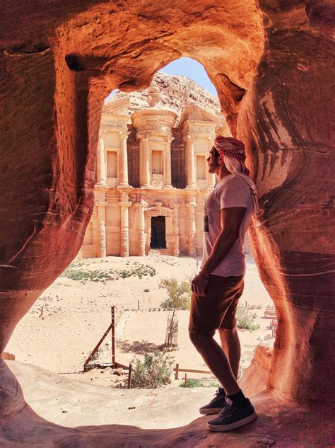 fotografia švédskeho stola s tradičnými pokrmami na Midsommar, vrátane sleďov a zemiakov