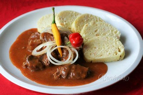 Detailný pohľad na slávnostnú husacinu s knedlíkmi a omáčkou