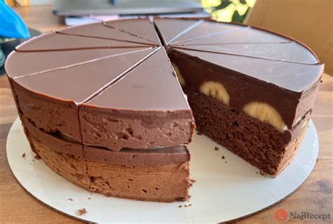 Farebná čokoládovo-banánová torta