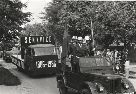 Historická fotografia hasičského práporu a slávnostného sprievodu zboru