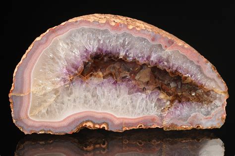 Koláž symbolov mena Hermína: tmavomodré odtiene, medovka, baza, ametyst a achát