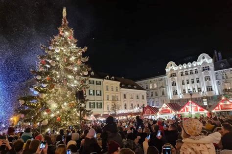 vianočné trhy Bratislava Hlavné námestie, osvetlený vianočný stromček