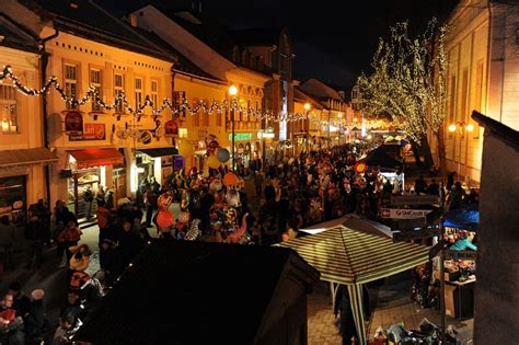 vianočné trhy Poprad, osvetlené námestie s Tatrami v pozadí