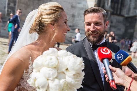 foto: hudobník hrá na svadobnom obrade