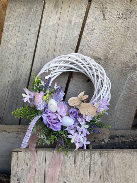 Jarný veniec na dverách ako sezónna dekorácia