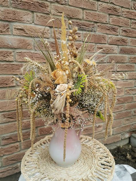 Detailný záber na aplikáciu sušených kvetov do prúteného korpusu