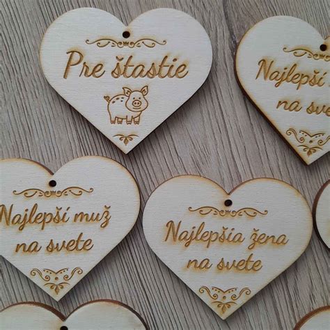 Personalizované drevené srdce s gravírovaným textom a farebné medovníkové srdce s poďakovaním