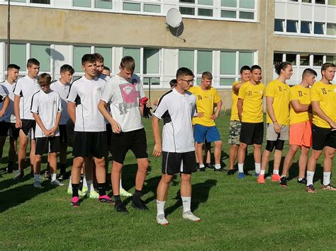 Športové súťaže žiakov počas osláv 10. výročia športového zamerania školy, florbal, malý futbal, hokejbal, volejbal