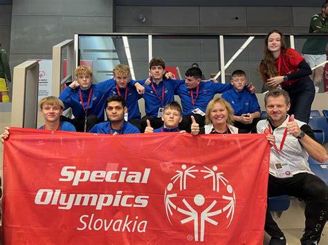 Tím žiakov ZŠ Mallého Skalica oslavuje víťazstvo vo futsalovom turnaji