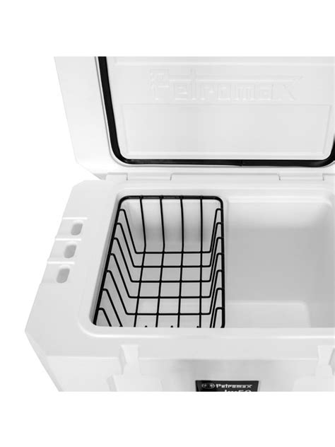 Detail interiéru 40l chladiaceho boxu s deleným vekom a mriežkami