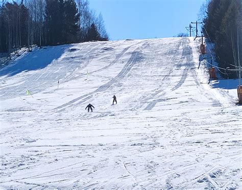 Muži pri jarnom zvyku v obci Liptovská Kokava.