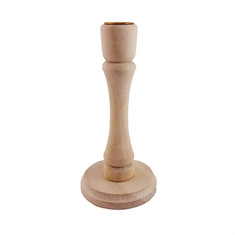 Drevený svietnik vyrobený z drevenej tyče s vyrezanými otvormi na sviečky