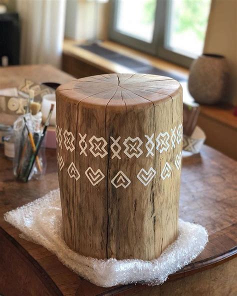 Dekoratívny svietnik vyrobený z dreveného rezu píly