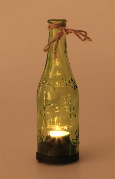 Svietnik vyrobený z odrezanej sklenenej fľaše