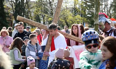 Ľudia sa klaňajú krížu počas obradov Veľkého piatku